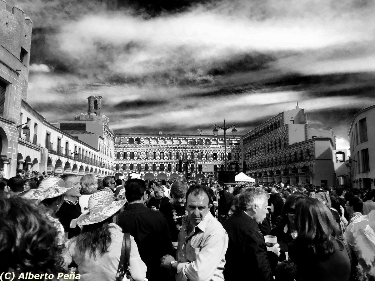 Evento social en una mitica plaza de Badajoz. Las gentes intentan salir y entrar, ubicarse en la medida posible ante la masiva respuesta de dicho evento. Representa tambien el estado cultural de una sociedad... de la necesidad de la interactuación personal en medio de un evento festivo y distendido!