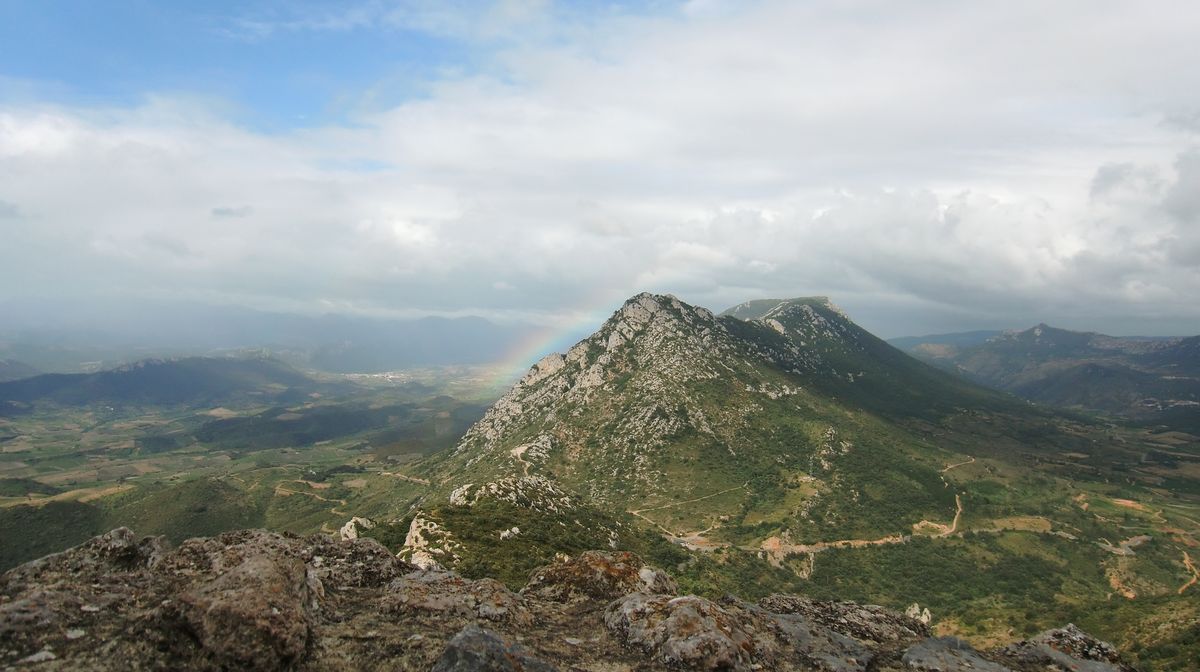 Blick von der Katharerburg Queribus mit Regenbogen