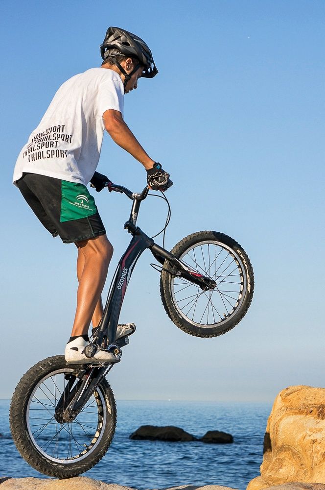 Chico haciendo un caballito en las rocas de la costa de Torreguadiaro (Cádiz).