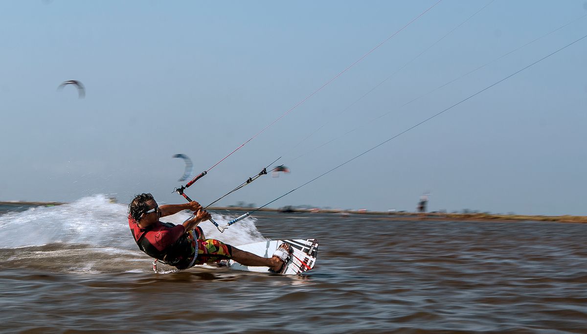 Esta foto fue tomada en la Playa del Trabucador, Delta del Ebro, Catalunia. Es un lugar donde se junta mucha gente adepta a este deporte, ya que las condiciones del viento son las adecuadas. 