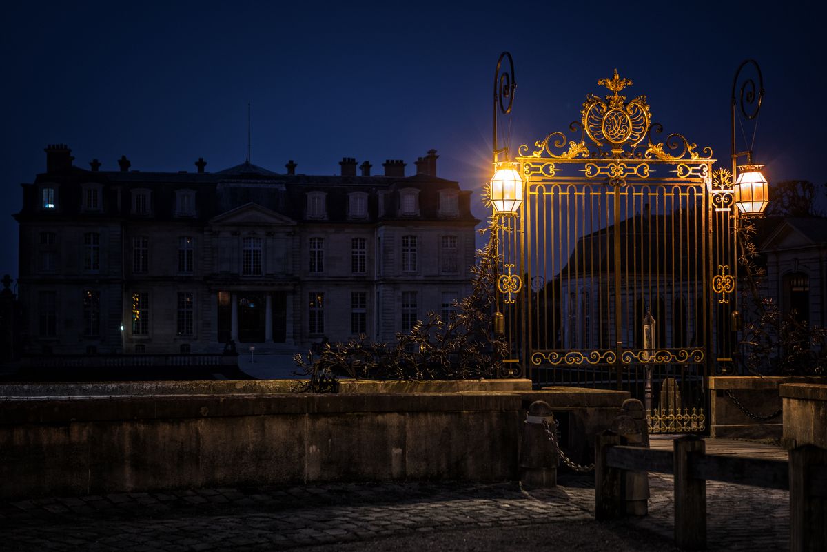 Photo de de la grille d'entrée du château de Champs-sur-Marne de nuit