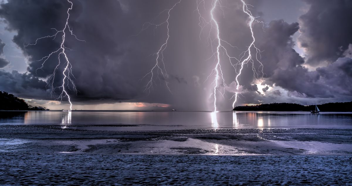 Deze foto is genomen op Koh Rong Samloem, een eiland voor de kust van Cambodja. We waren om kwart voor vijf 's ochtends opgestaan om de zonsopkomst te fotograferen. Er was helaas geen zon, wel een bliksemstorm! Dit is het resultaat.