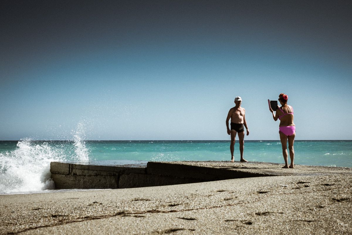 Un couple de vielles personnes qui se prennent en photo