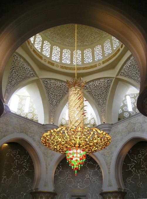 Abu Dhabi - cristal chandelier at Sheikh Zayed Mosque