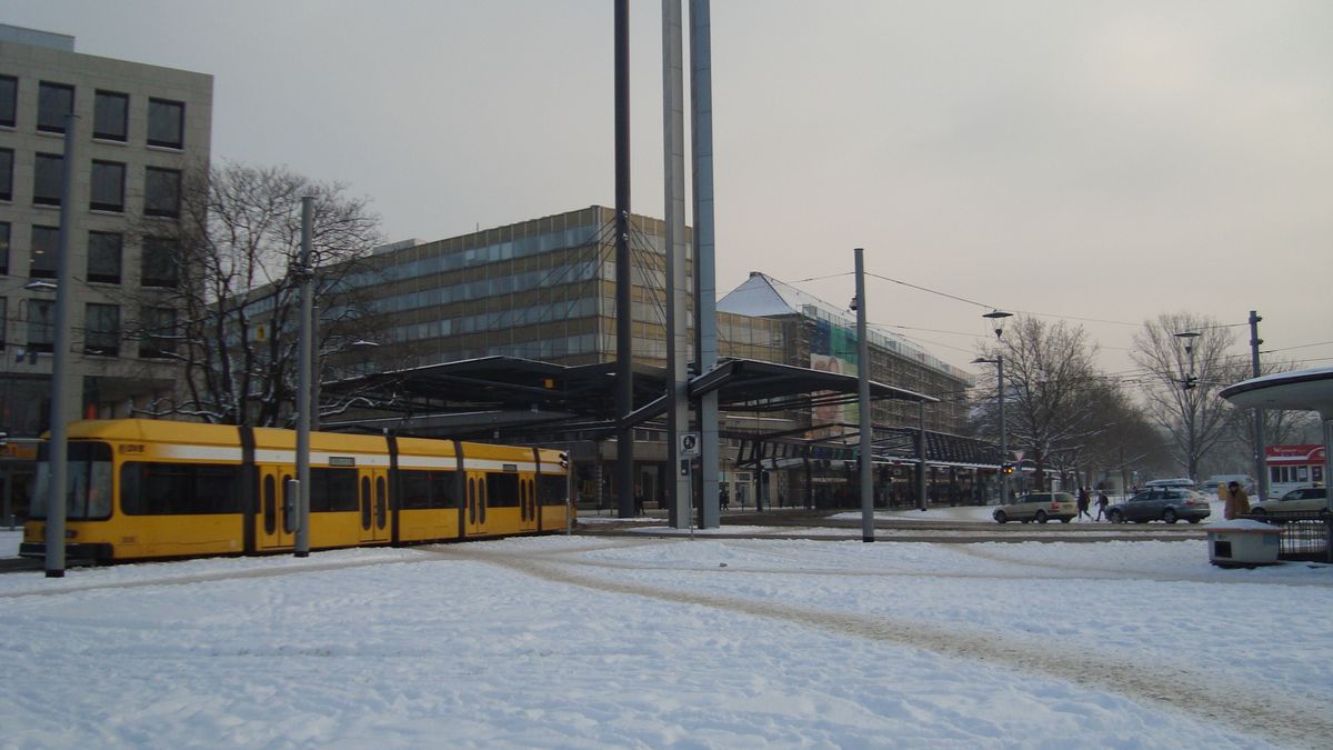 the station is located near the &quot;Semperoper&quot; and the &quot;castle&quot;