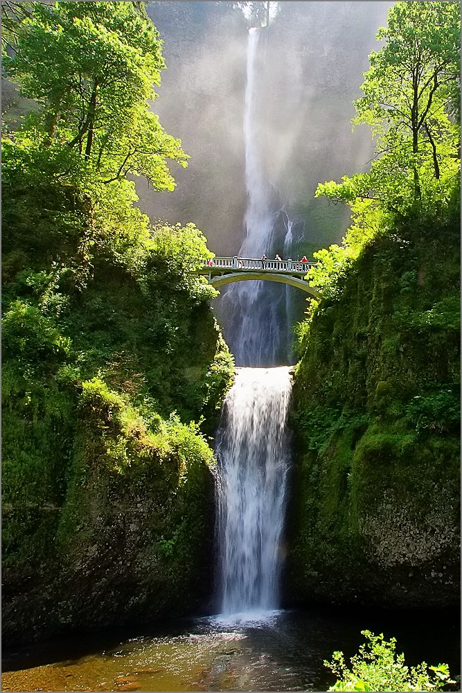 Der Multnomah Fall ist der wohl meist fotografierte Wasserfall in Oregon. Er liegt ganz im Norden des Staates nahe dem Columbia River, der die Grenze zu Washington State bildet.