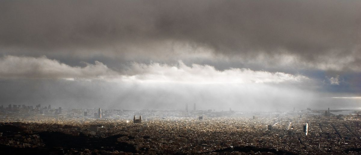 Blick vom Tibidao auf die Stadt Barcelona. ein wenig an den reglern gespielt und Bild oben und unten beschnitten.