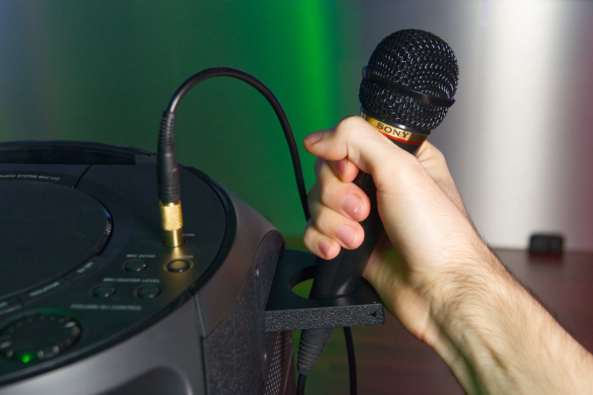 The microphone holder is hidden on the right side when viewed from the front.