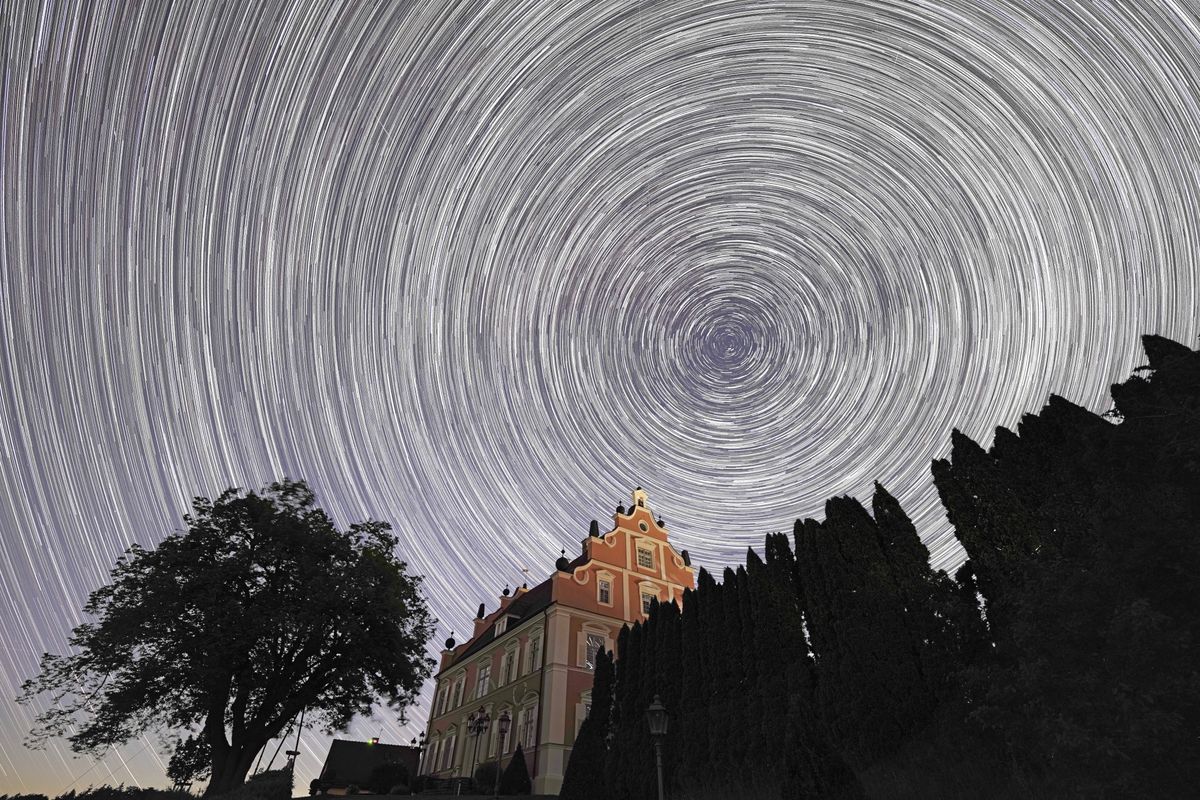 Sternenspur über dem Schloss, aus 300 Einzelaufnahmen, Brennweite 14 mm, Belichtet 15 Sek., Blende 1,8 und ISO 400