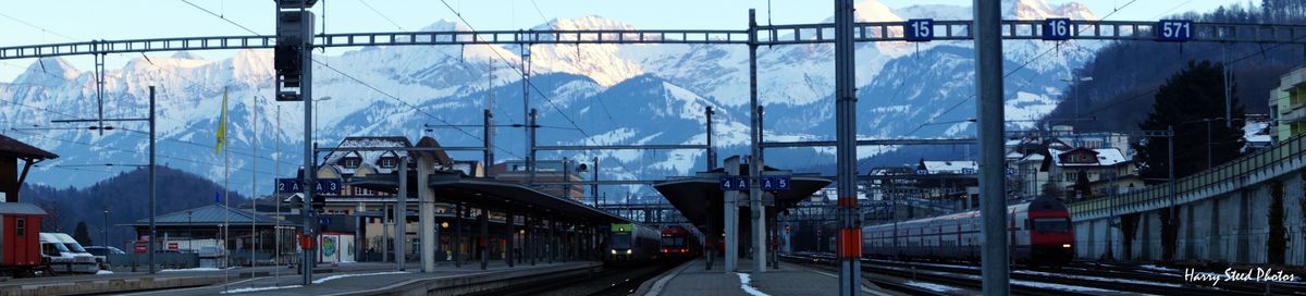 La gare de Spiez (CH) avec un coucher de soleil sur les Alpes bernoises